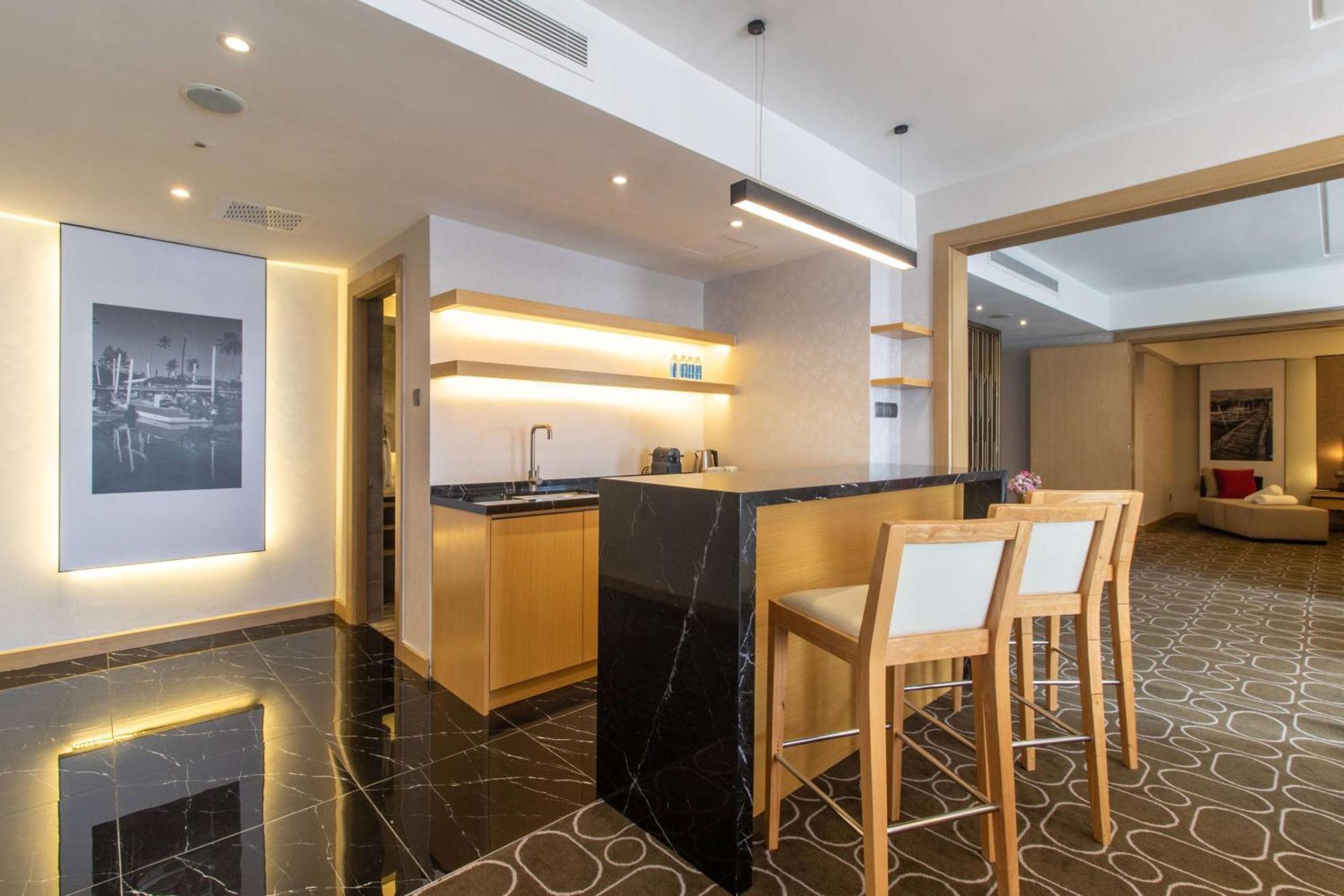 Wyndham Acmar Hotel